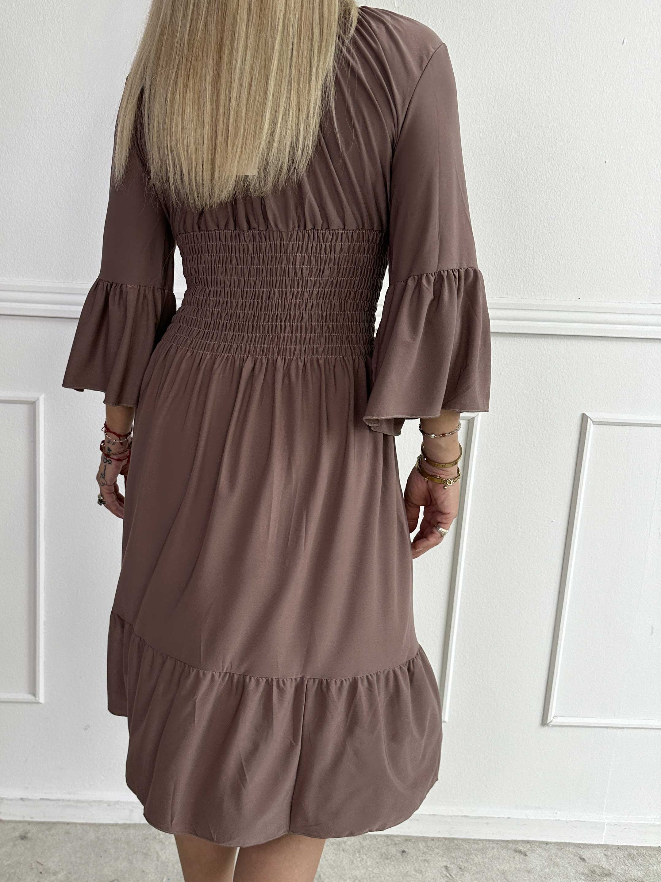 Flora Plain - Elastisk ensfarvet kjole med smock og flæse på ærmet